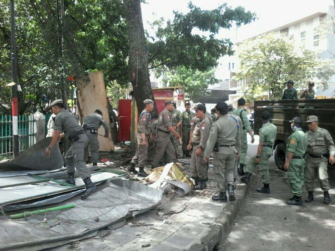 Satpol PP Kota Bandung Tertibkan 40 Bangunan Liar