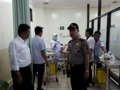 Korban percobaan bunuh diri di flyover pasupati langsung mendapatkan pertolongan paramedis di RS Hasan Sadikin