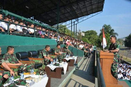 Kasdam III/Slw Brigjen TNI YP Sembiring saat memberikan pengarahan pada calon Bintara PK di Brigif 15/Kujang Kota Cimahi