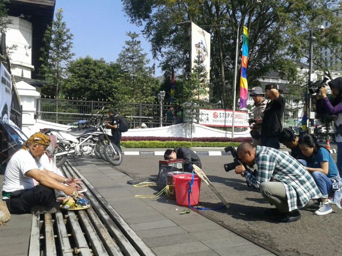 Aksi teatrikal Kyamat jelang pilkada 2018 di gedung sate