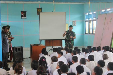 Yonif 310/KK pada gelaran Wawasan Kebangsaan di SMP Asikie