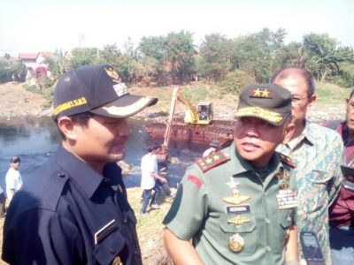 Peninjauan Sungai Citarum oleh Pangdam Siliwangi dan Wakil Bupati Kabupaten Bandung seusai apel karya bhakti Citarum Bestari