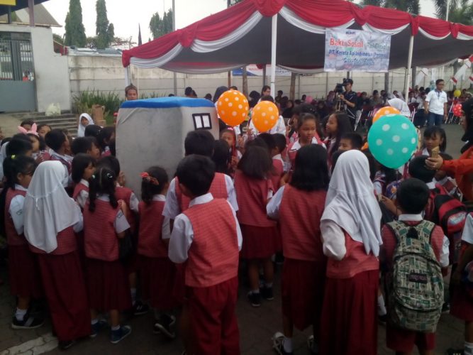 Kegembiraan anak-anak pada acara peluncuran Rail Clinic ke-4 di Stasiun Kiaracondong Kota Bandung 