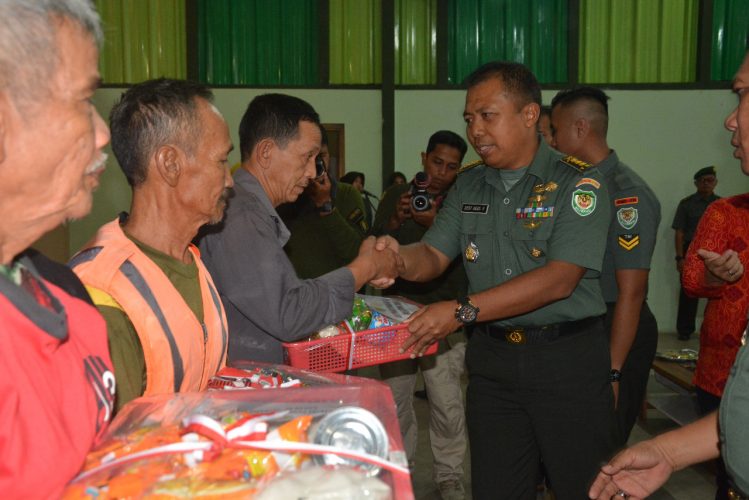 Pemberian bingkisan dalam rangkaian Hut TNI ke-72 dilingkungan Kodam III/Siliwangi