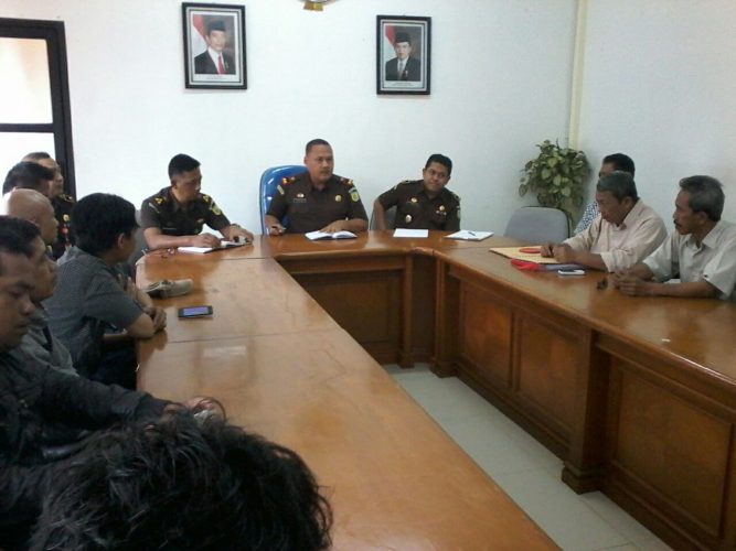 Kepala Kejaksaan Negeri Kota Banjar, Farhan, berserta jajarannya saat menerima KPKB di kantornya untuk menerima data dugaan bancakan ADD Desa Balokang