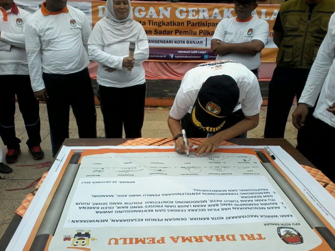 Penandatanganan prasasti 6 segmen oleh KPU Banjar