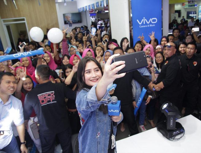 Kemeriahan Vivo Product Ambassador dan Selfie Icon, Prilly Latuconsina, saat berfoto selfie bersama dengan para pengunjung Vivo V7+ Perfect Moment Tour Bandung