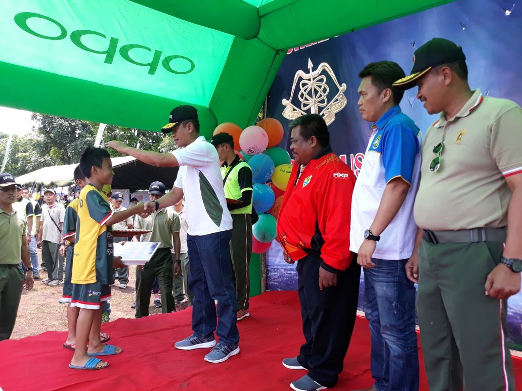 Komandan Pussenarhanud menyerahkan hadiah bagi pemenang kejuaraan sepakbola Danpussenarhanud Cup