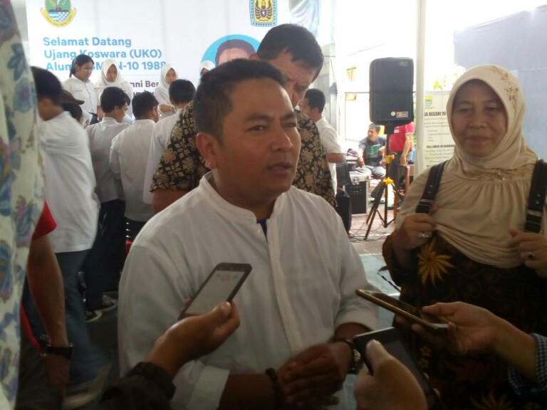 Uko saat diwawancara oleh wartawan di SMAN 10 Kota Bandung