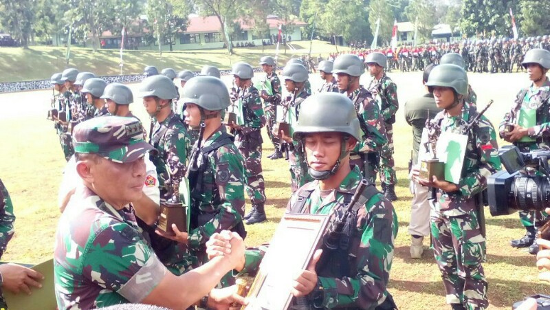 Dankodiklat AD Letjen TNI Agus Kriswanto menyerahkan hadiah kejuaraan pada perwakilan satuan yang berhasil menjadi pemenang di semua kategori Lomba Ton Tangkas Periode II TA 2017