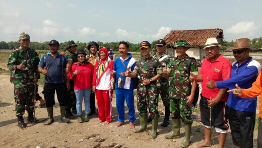 Dandim Bojonegoro beserta jajaran dan instansi terkait, bersama masyarakat melaksanakan kegiatan pengendalian hama tikus sawah di Kecamatan Balen, Jumat (8/12/2017).