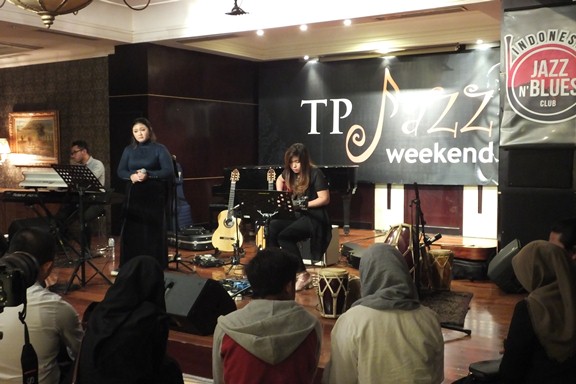 Agis Kania dan David Manuhutu tampil sebagai pembuka di konser musik Tohpati Himself di TP Jazz Weekend yang digelar di Mirten Lounge Hotel Papandayan, Kota Bandung, (14/12/2017).