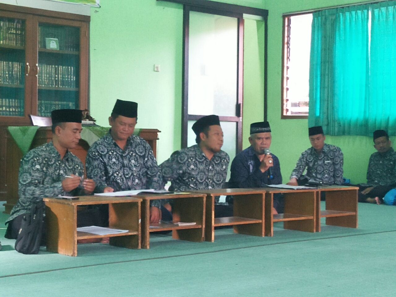 KH memimpin doa saat mengutus delegasi LP Maarif NU Kota Semarang ke ajang OSKANU I 2017 se-Jawa Tengah