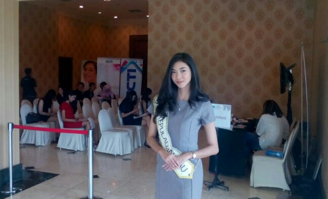 Miss Indonesia 2017 dari Kepulauan Riau, Mutia Kirana, yang ikut hadir mendampingi peserta audisi di Kota Bandung, Sabtu (9/12/2017).