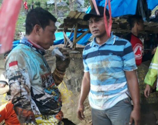 Dandim 0824 Jember Letkol Inf Rudianto yang ikut membantu proses evakuasi korban penambang yang terjebak didalam lobang , Minggu (10/12/2017).