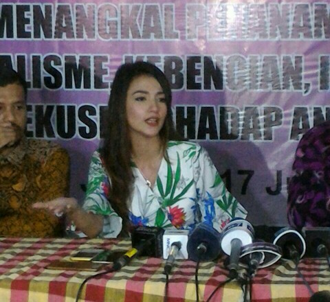 Tsania Marwa saat melaksanakan konferensi pers di Kantor Komnas Perlindungan Anak, Pasar Rebo, Jakarta, Minggu (10/12/2017).