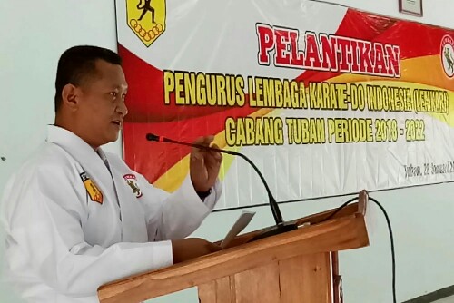 Letkol Inf Nur Wicahyanto memberikan sambutannya seusai dilantik menjadi ketua pengurus Lemkari cabang Tuban