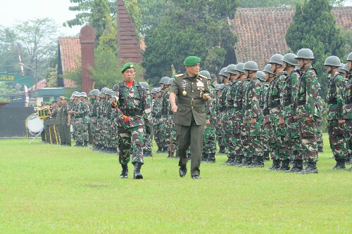 Dankodiklat TNI AD Letjen TNI Agus Kriswanto mengecek kesiapan pasukan pada pembukaan Diktukcab TA 2018