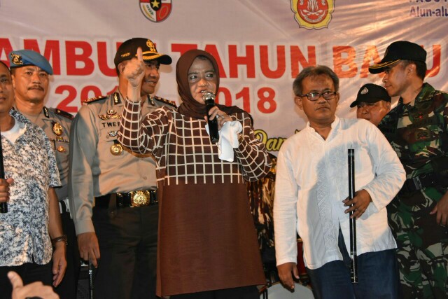 Walikota Banjar, Hj. Ade Uu Sukaesih di acara malam pergantian tahun yang dilaksanakan di Alun-alun Kota Banjar, (31/12/2017).