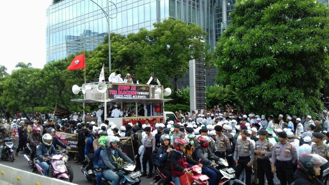 Massa aksi unjuk rasa di Kantor Facebook Indonesia yang digelar oleh Aliansi Tolak Kezhaliman Facebook, Jumat (12/1/2018)
