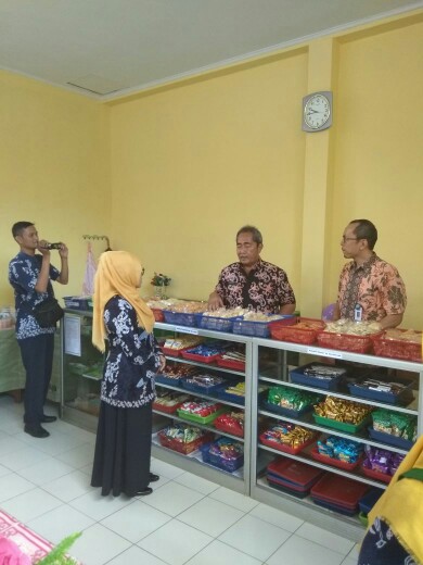 Wakil Walikota Banjar Drg. H Darmadji meninjau lokasi kantin sekolah SMPN 5 yang dibangun dari hasil program CSR (Corporate Social Responsibility) BJB (Bank Jabar & Banten)