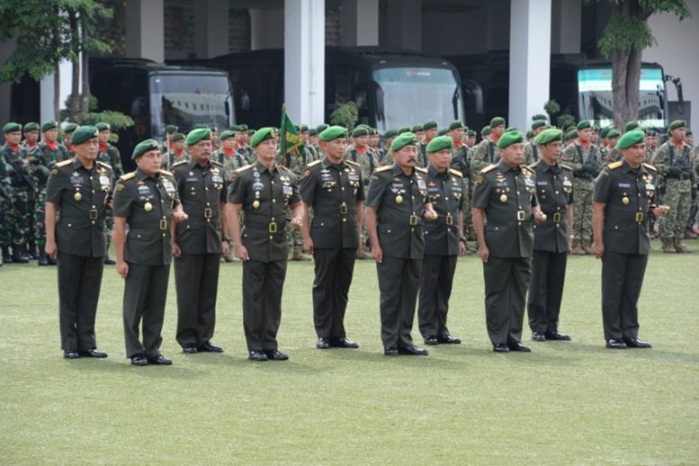 Sertijab pejabat utama TNI AD yang dilaksanakan di Mabes TNI AD, Senin (15/1/2018), diantaranya Mayjen TNI Andika Perkasa yang dilantik sebagai Dankodiklatad serta Letjen TNI Agus Kriswanto sebagai Pangkostrad. 