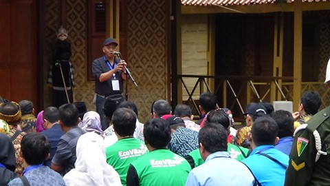 Kepala Dinas Lingkungan Hidup Provinsi Jawa Barat, Anang Sudarna, saat memberikan sambutannya di gelaran Citarum Harum, Situ Cisanti, kabupaten Bandung. Gelaran tersebut dihadiri oleh Presiden RI Joko Widodo. (22/2/2018).