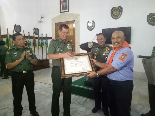Pemberian Penghargaan dari Mayjen TNI Doni Monardo kepada Insan pers dan Pegiat Lingkungan