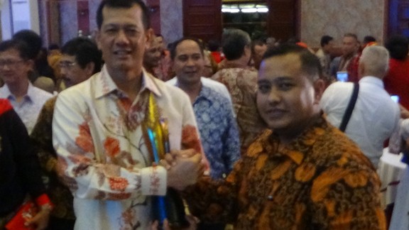 Penghargaan yang diberikan oleh Jurnalis Peduli Citarum kepada Mayjen TNI Doni Monardo diacara Pisah Sambut Pangdam Siliwangi, (23 Maret 2018).