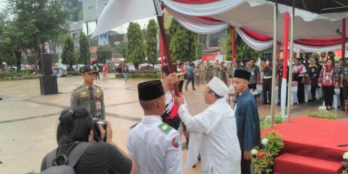 Pengasuh PP Sunan Gunungpati Ba'alawy Gunungpati Semarang KH Drs M Masroni menerima Merah putih dari Walikota Semarang H Hendrar Prihadi