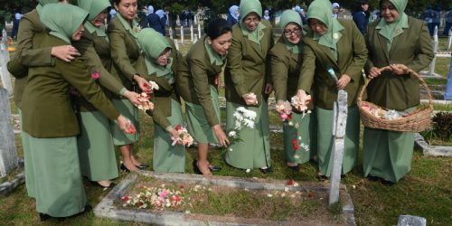 Persit KCK dipimpin oleh Ny Andika Perkasa laksanakan ziarah dan tabur bunga di TMP Cikutra Bandung pada rangkaian HUT Persit KCK ke 72