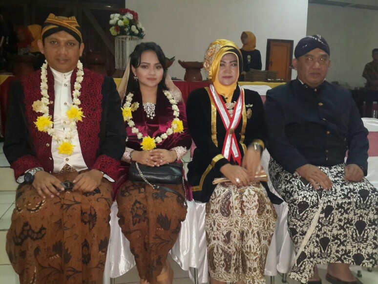 Foto : KPH Wiroyudho (kiri) bersama istri dan Yuni Sofiani (kedua dari kanan) beserta suami, seusai acara pelantikan DPW Matra eks Karesidenan Semarang