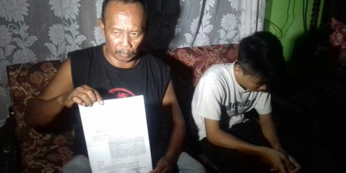 Ruhanda menunjukan bukti lapornya ke polisi karena dugaan kasus kekerasan yang menimpa anaknya RR di SMKN 2 Kota Banjar