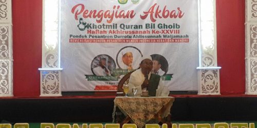 KH M Masroni dalam Haflah Khatmil Qur'an PP Durrotu Ahlissunnah wal Jama'ah di lapangan Banaran Gunungpati, Kota Semarang.