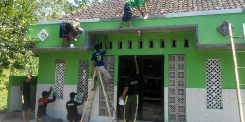 PAC Ansor Gunungpati saat bergotong royong merenovasi Masjid Nurul Huda Dusun Bantar Dowo Kelurahan Sekaran Gunungpati, Kota Semarang.
