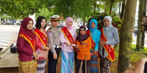 Peringati Hari Kartini, Polres Banjar Bagikan Coklat Kepada Warga, termasuk kepada ibu penyapu jalan di seputaran Alun-alun Kota Banjar.