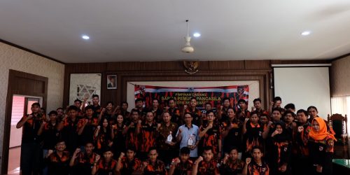 Para peserta dari Sapma PP berfoto bersama Ketua KNPI Kota Semarang dan Sekretaris MPC PP Kota Semarang