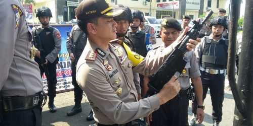 Siaga satu, Kapolres Banjar AKBP Matrius saat melakukan pengecekan kesiapan jajaran dan peralatan di Mapolres Banjar.
