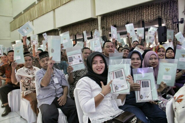 Warga yang mendapatkan sertifikat tanah pada saat kunjungan Presiden RI Joko Widodo ke Kota Bekasi