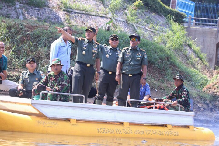 Pangdam Siliwangi Mayjen TNI Besar Harto Karyawan saat berkunjung ke Sektor 7 Sungai Citarum untuk meninjau lokasi acara mancing mania tanggal 3 Juni 2018 mendatang.