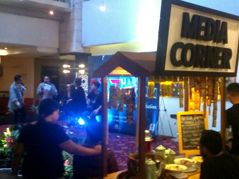 Peluncuran Media Corner di Hotel Golden Flower Kota Bandung yang dimeriahkan oleh kehadiran Mulan Jameela bersama Petty dan Jebe serta penyanyi Gloria Jessica