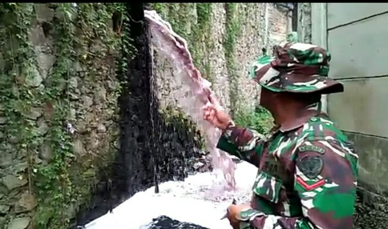 Kondisi pembuangan limbah milik PT Sinar Pangjaya Mulia sebelum dilaksanakan penutupan oleh jajaran Sektor 21 Satgas Citarum Harum dengan cara di cor.