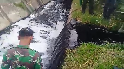 Kondisi aliran sungai di kawasan Jl. Industri, Kecamatan Cimahi Selatan, Kota Cimahi, yang hitam pekat akibat terkontaminasi limbah yang dibuang oleh industri tanpa melalui pengolahan IPAL yang memadai. 