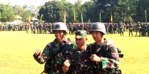 Kasad TNI Jenderal TNI Mulyono berfoto bersama peserta Ton Tangkas 2018 yang berhasil memecahkan rekor.