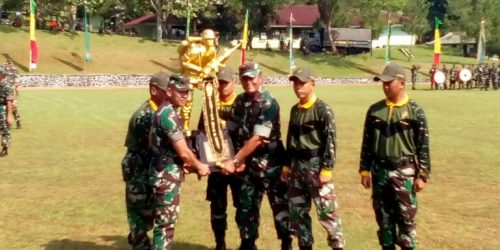 Kasad TNI Jenderal TNI Mulyono menyerahkan piala bergilir Kasad TNI di Lomba Ton Tangkas 2018 yang diraih kontingen Divif-1/Kostrad.