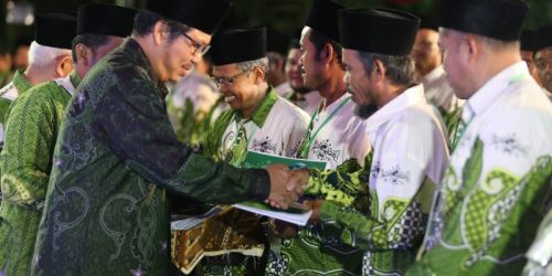 KH Anashom saat melantik PR NU se-Kecamatan Gunungpati, Kota Semarang.