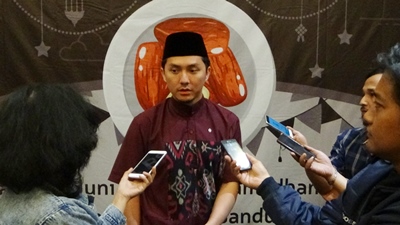 Ananda Omesh perkenalkan varian kurma Bandung Kunafe saat di wawancarai oleh wartawan di acara buka puasa bersama karyawan Bandung Kunafe.