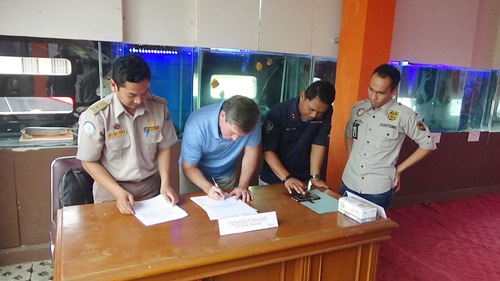 Penandatanganan berita acara pemusnahan barang bukti ikan antara BKIPM Bandung dan pemilik disaksikan oleh perwakilan KPPBC Bandung