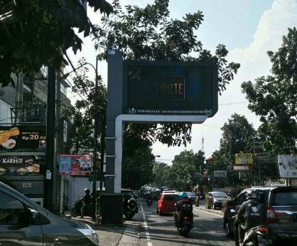 g berdiri di Jalan Surya SumantriSumantri, Kota Bandung.