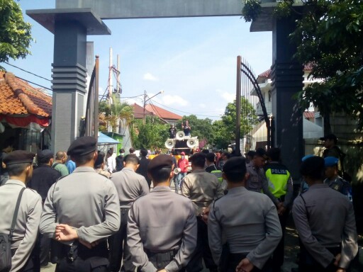 Elemen masyarakat dari Gerakan Pemuda Anti Ijazah Palsu (GPAIP) menggelar aksi unjuk rasa di Kantor KPU